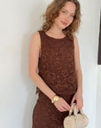 top13799 chemisier brun elegant a motifs floraux sans manches image 1