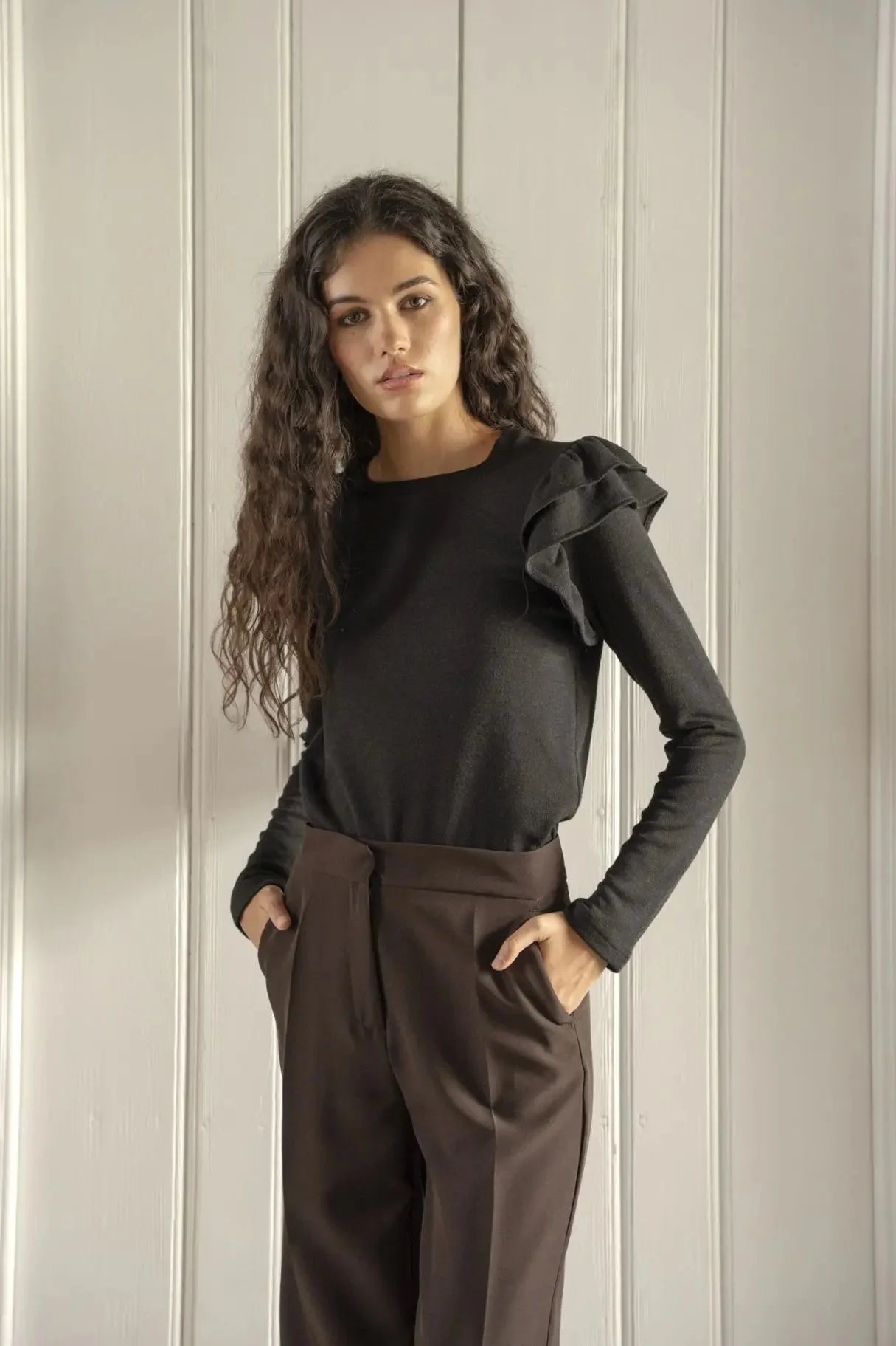 Femme portant un top en jersey à volants pour occasions spéciales, tissu jersey élégant