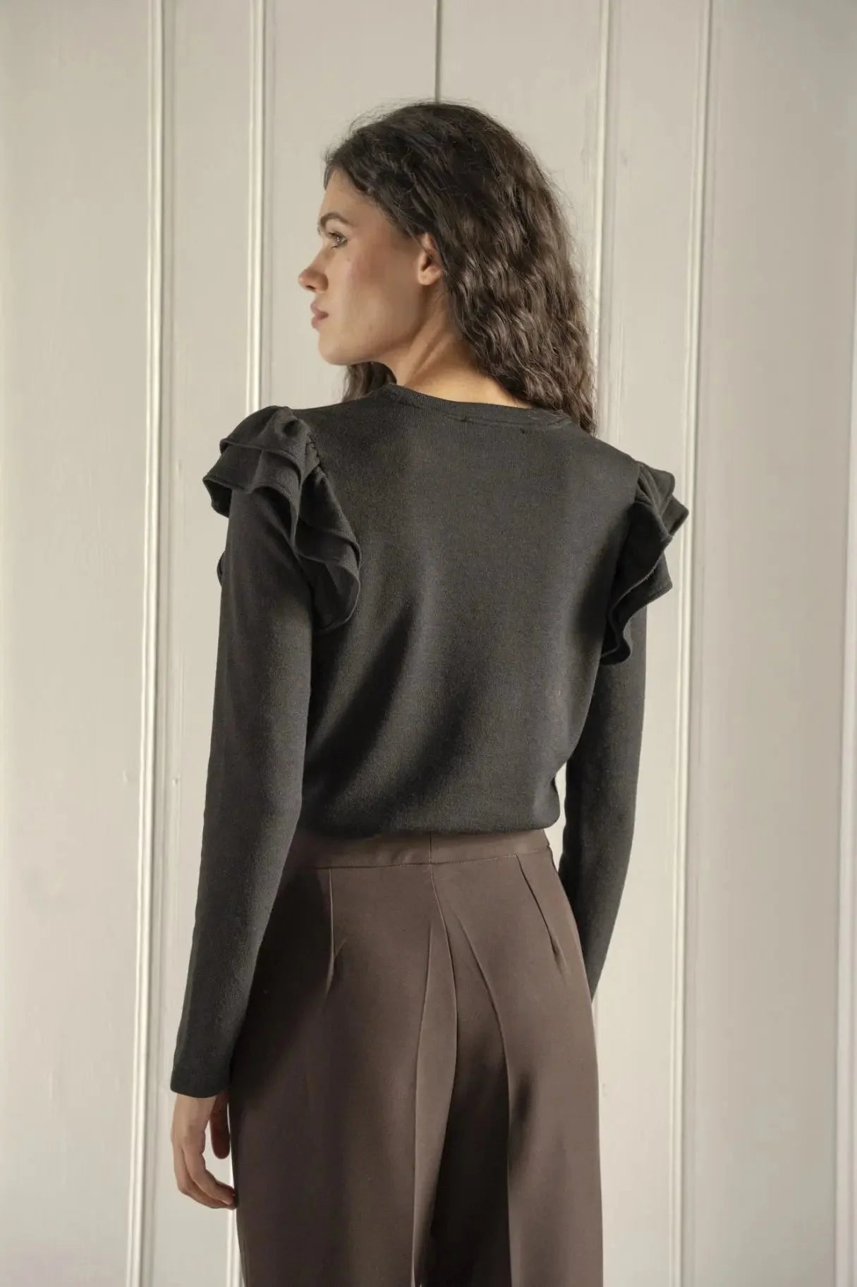 Femme portant un top en jersey à volants pour occasions spéciales en tissu jersey gris foncé