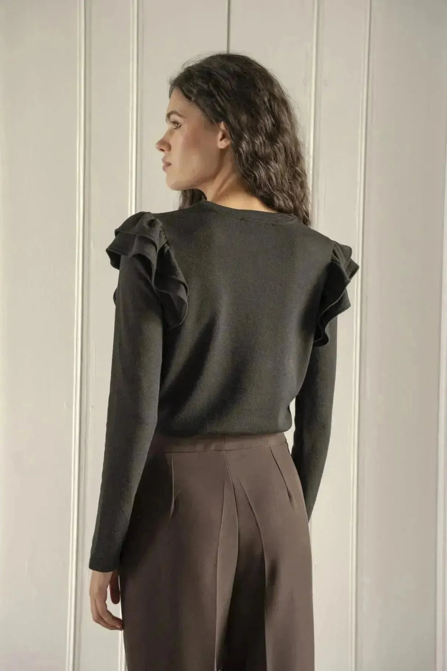 Femme portant un top en jersey à volants pour occasions spéciales en tissu jersey gris foncé
