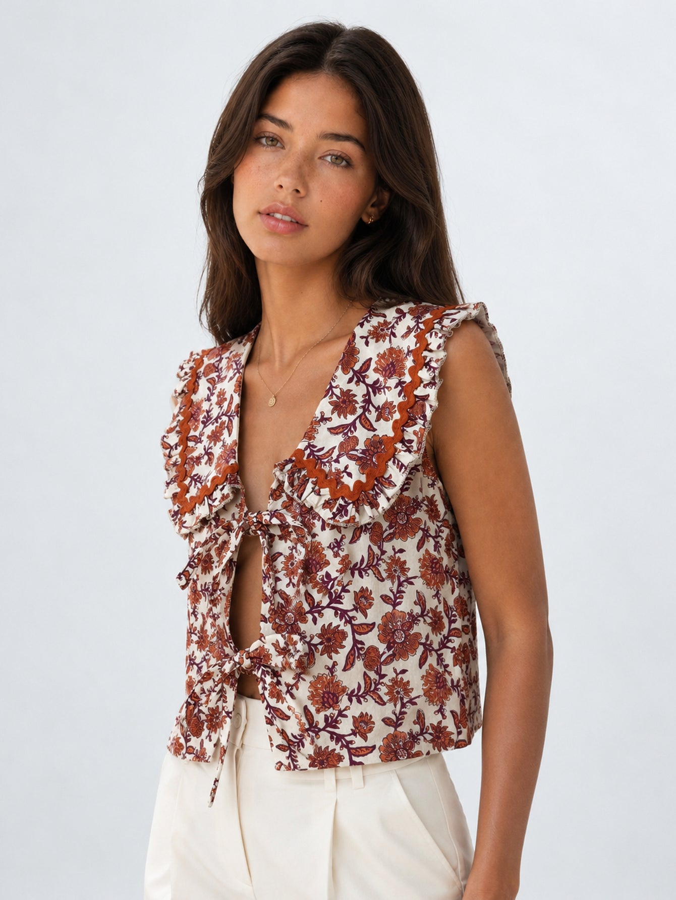 top gilet fleuri a liens col volante image 1