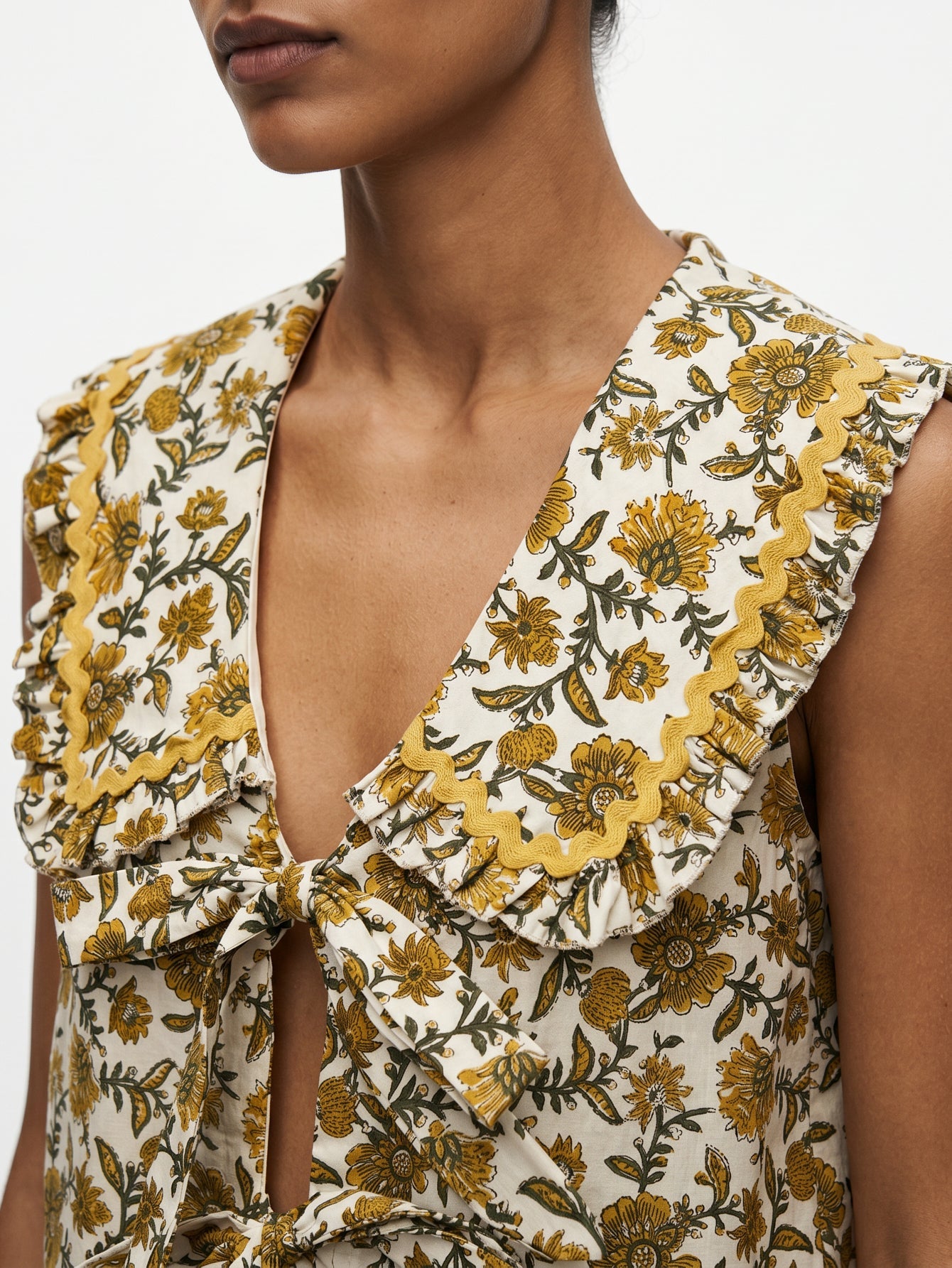 top gilet fleuri a liens col volante image 10