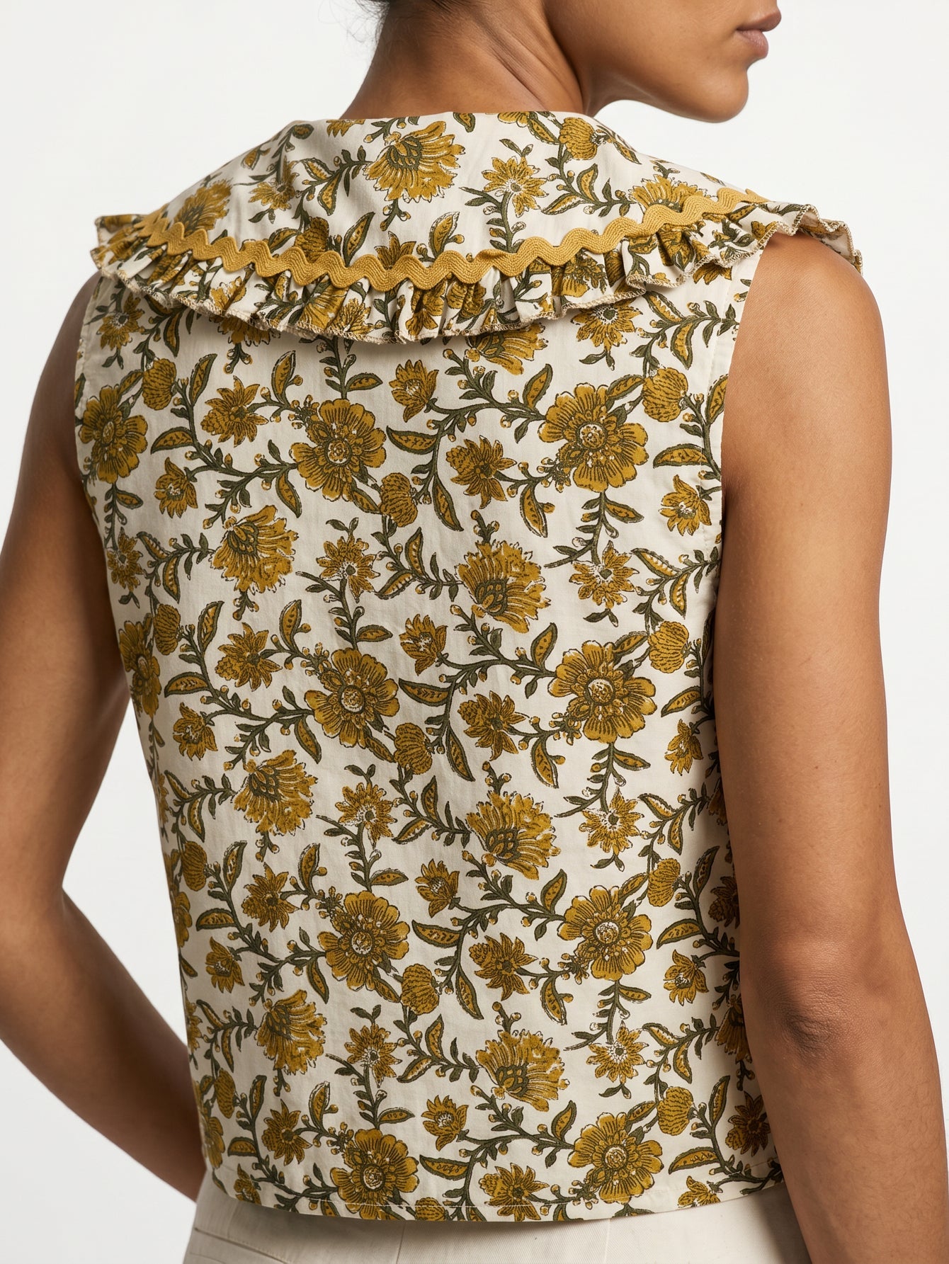 top gilet fleuri a liens col volante image 11