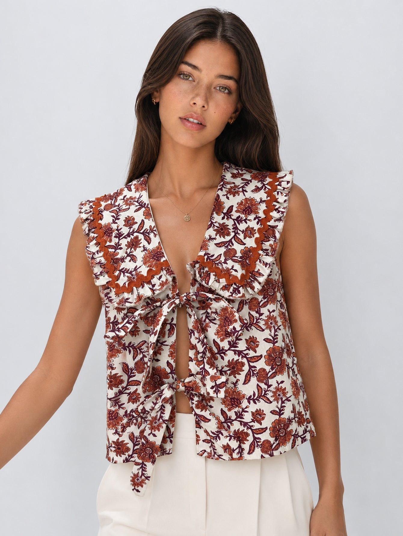 top gilet fleuri a liens col volante image 2