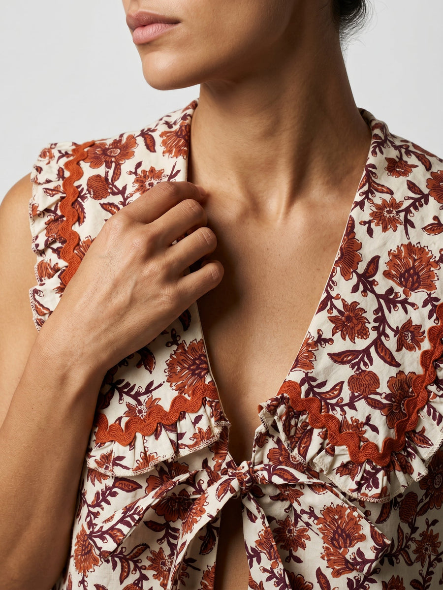 top gilet fleuri a liens col volante image 4