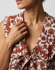 top gilet fleuri a liens col volante image 4