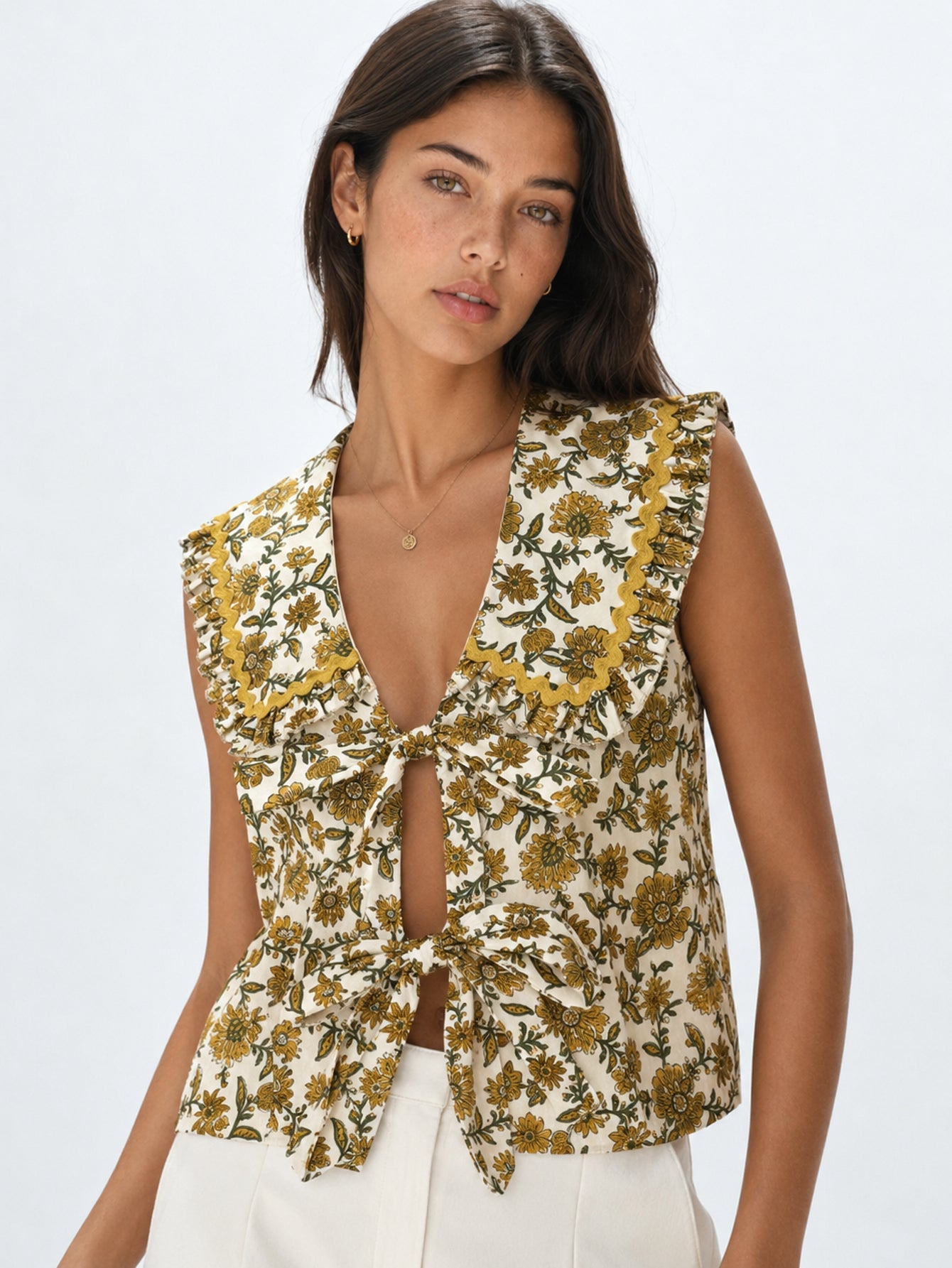 top gilet fleuri a liens col volante image 7