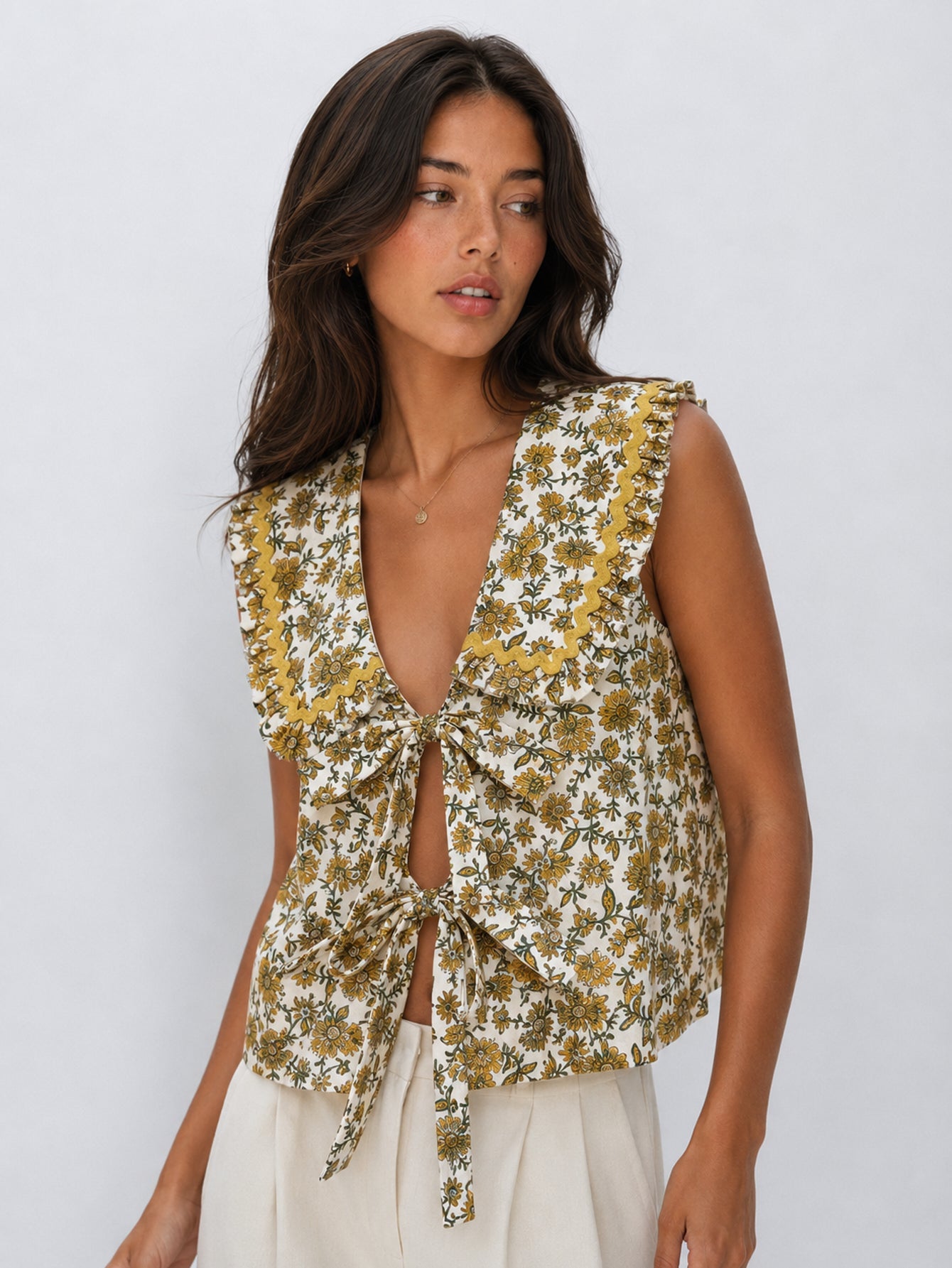 top gilet fleuri a liens col volante image 8