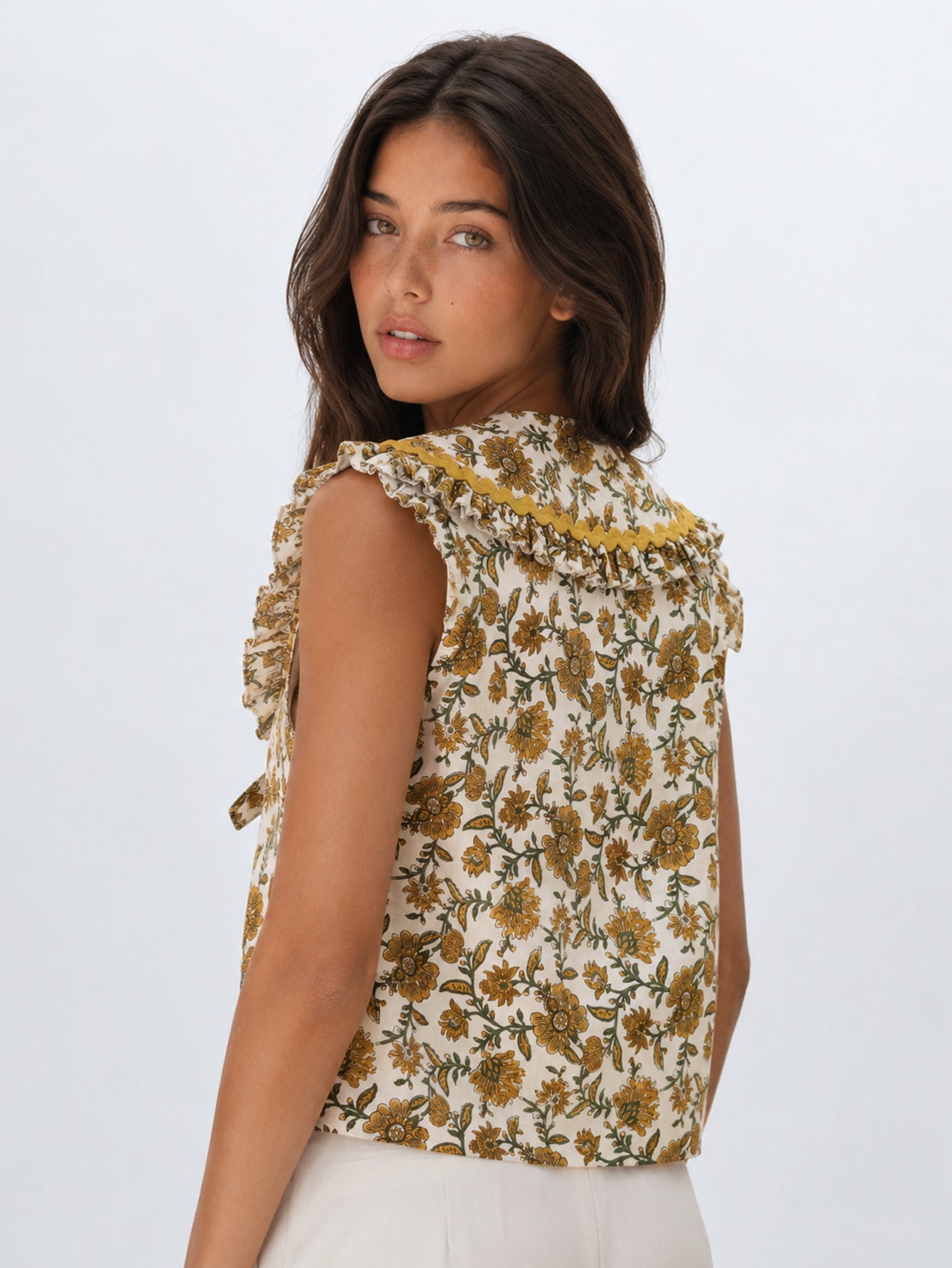 top gilet fleuri a liens col volante image 9