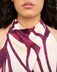 Halter neck top imprimé violet avec coupe fluide violet bordeaux et motif abstrait