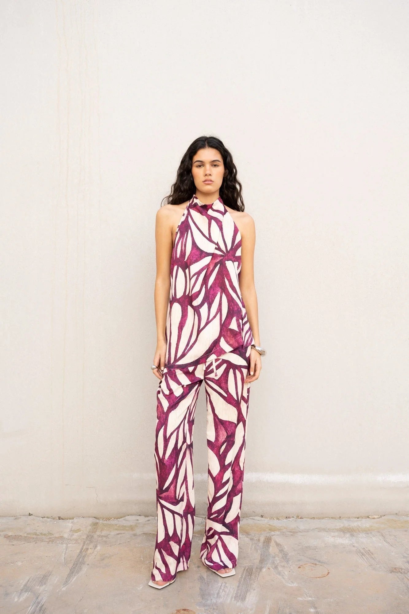 Jumpsuit femme coupe fluide violet bordeaux avec imprimé violet et motif feuilles magenta