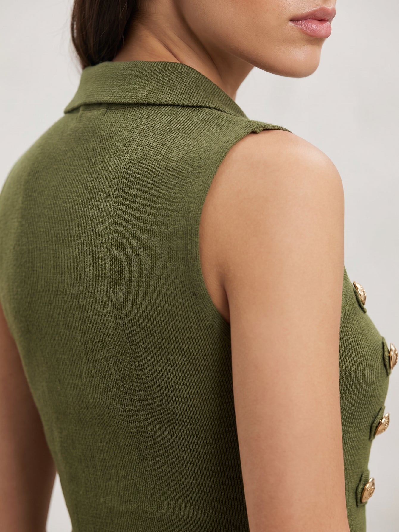 Détail poitrine boutons dorés vert