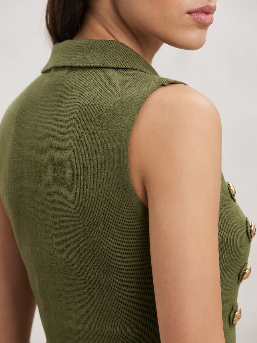 Détail poitrine boutons dorés vert