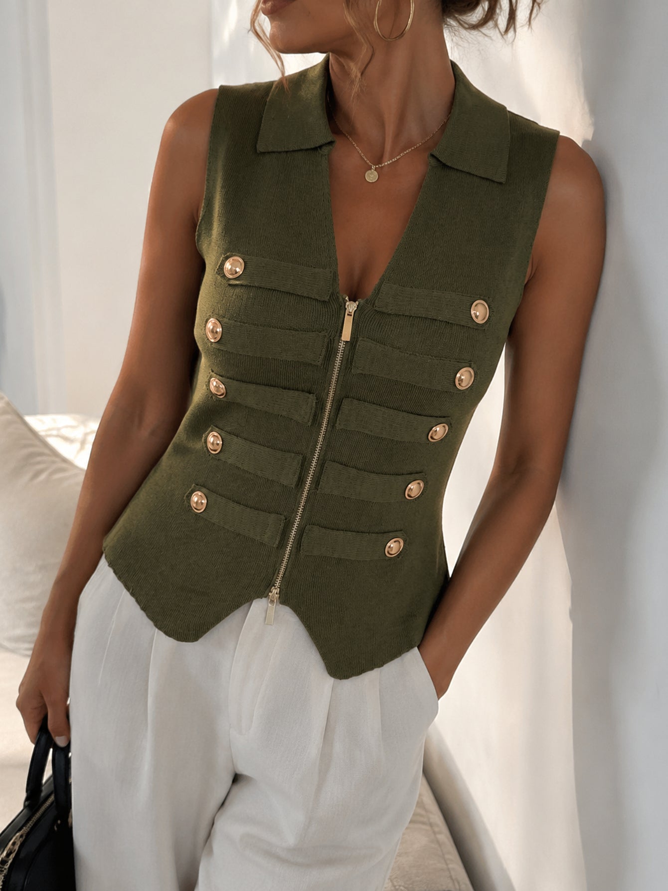 Gilet officier vert porté en intérieur