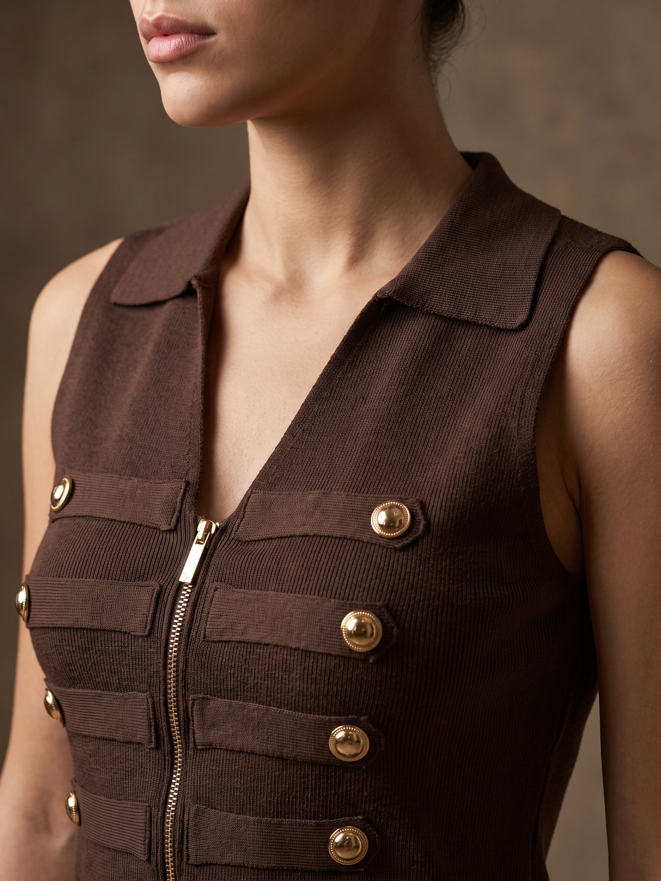 Détail col chemisier gilet marron