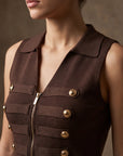 Détail col chemisier gilet marron