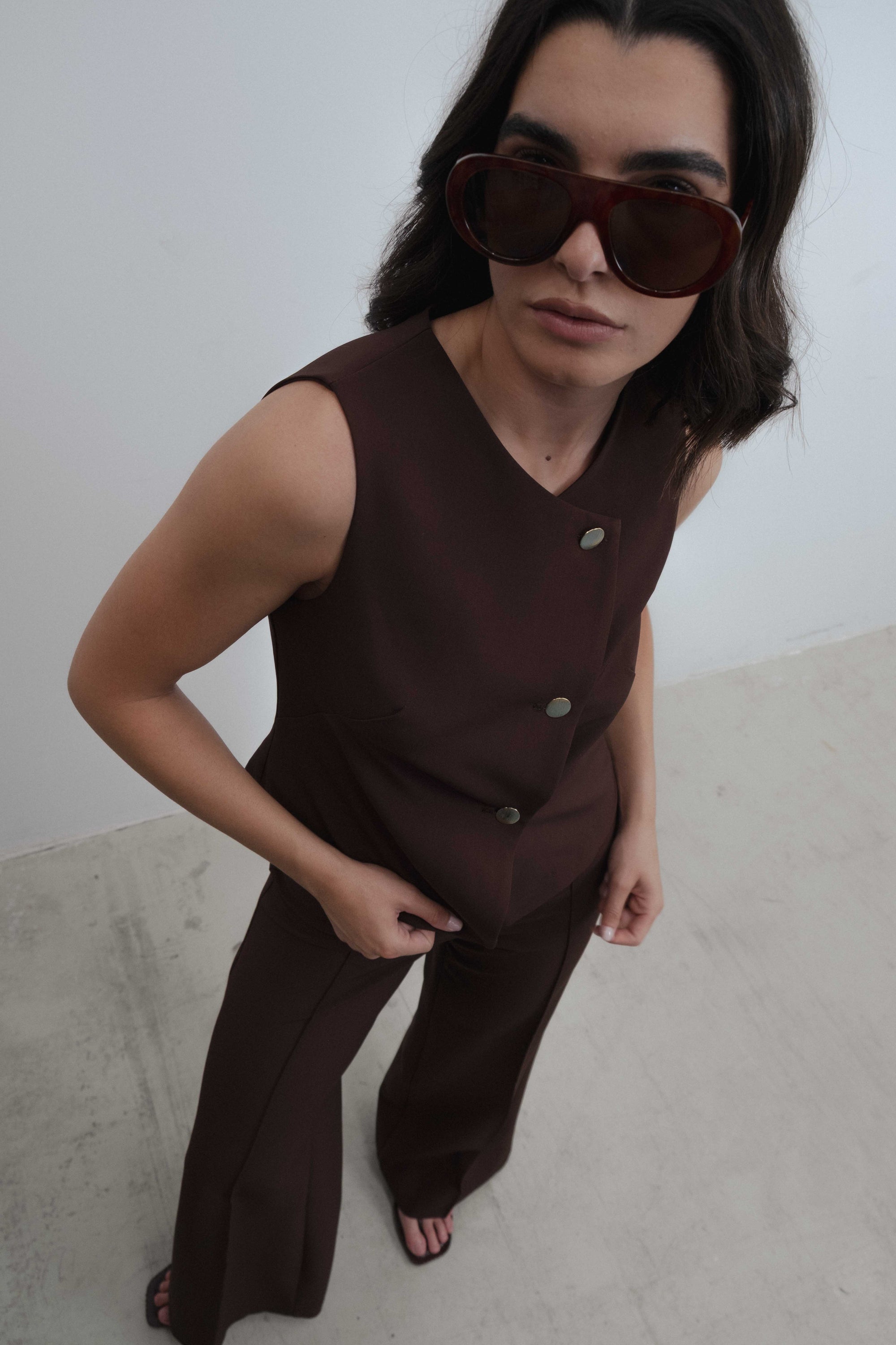 Gilet tailleur croisé marron à boutons dorés