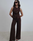 Gilet tailleur marron à boutons dorés vue de face