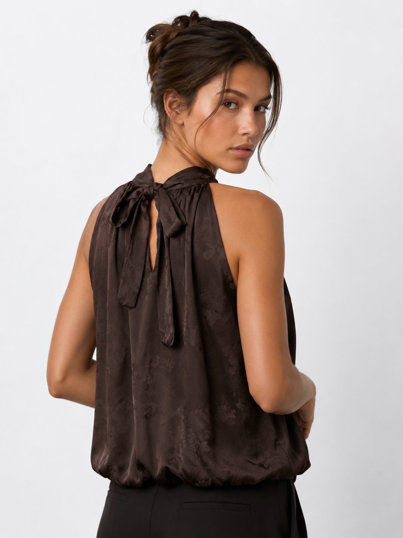 Dos noué du top halter satiné marron