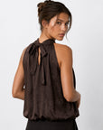 Dos noué du top halter satiné marron
