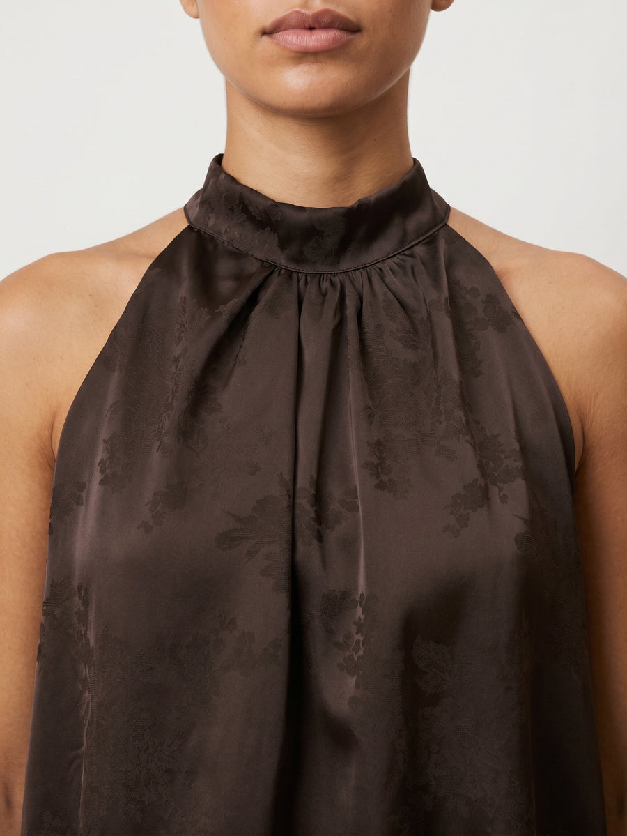 Détail du col montant halter marron