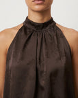 Détail du col montant halter marron
