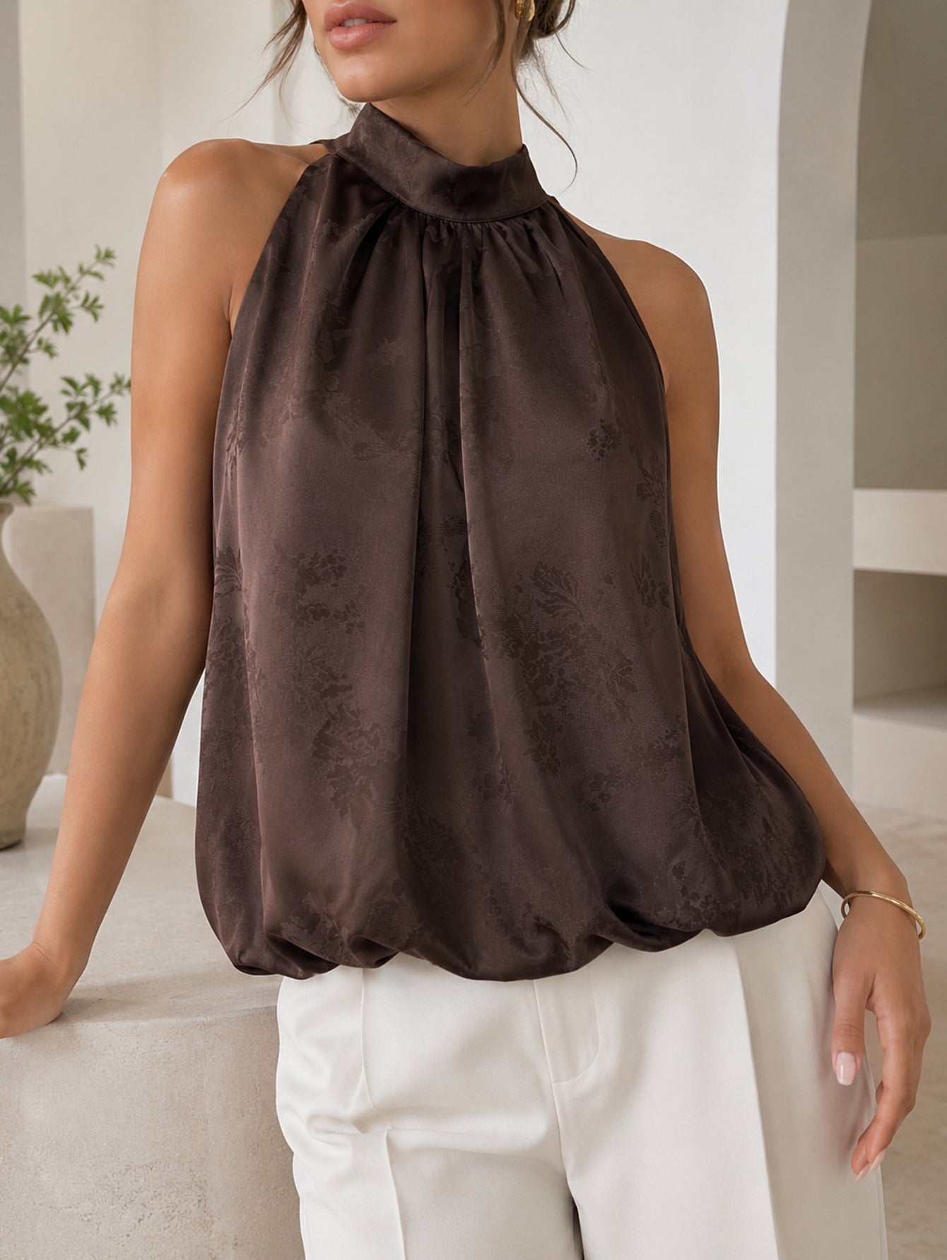 Top halter satiné effet bulle marron porté