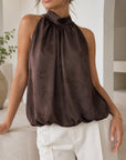 Top halter satiné effet bulle marron porté
