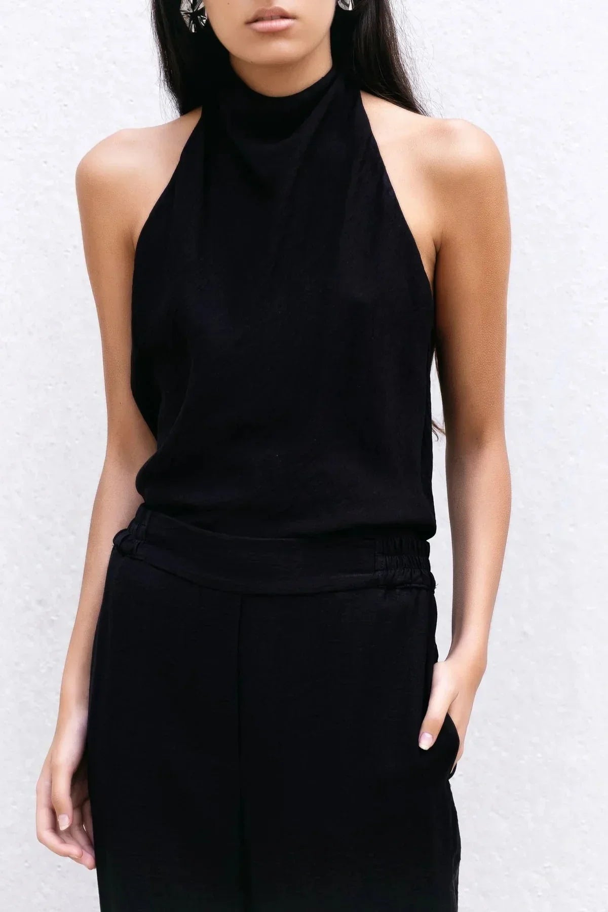 Top halter noir sans manches avec pantalon assorti, style col montant élégant