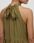 Détail encolure froncée top olive