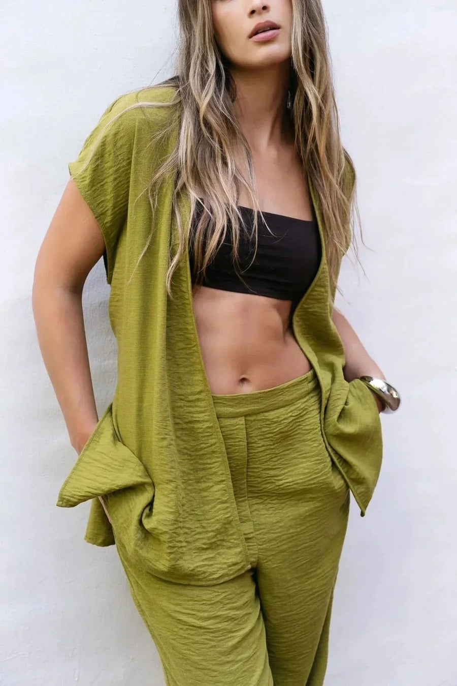 Femme portant un ensemble kimono croisé et pantalon large vert olive, top kimono