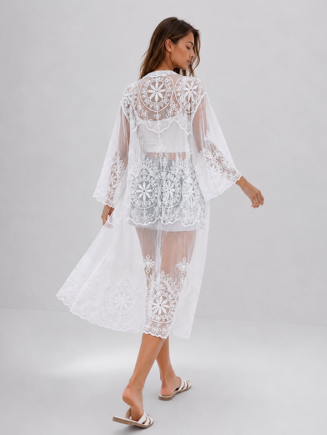 Kimono long blanc dos en mouvement