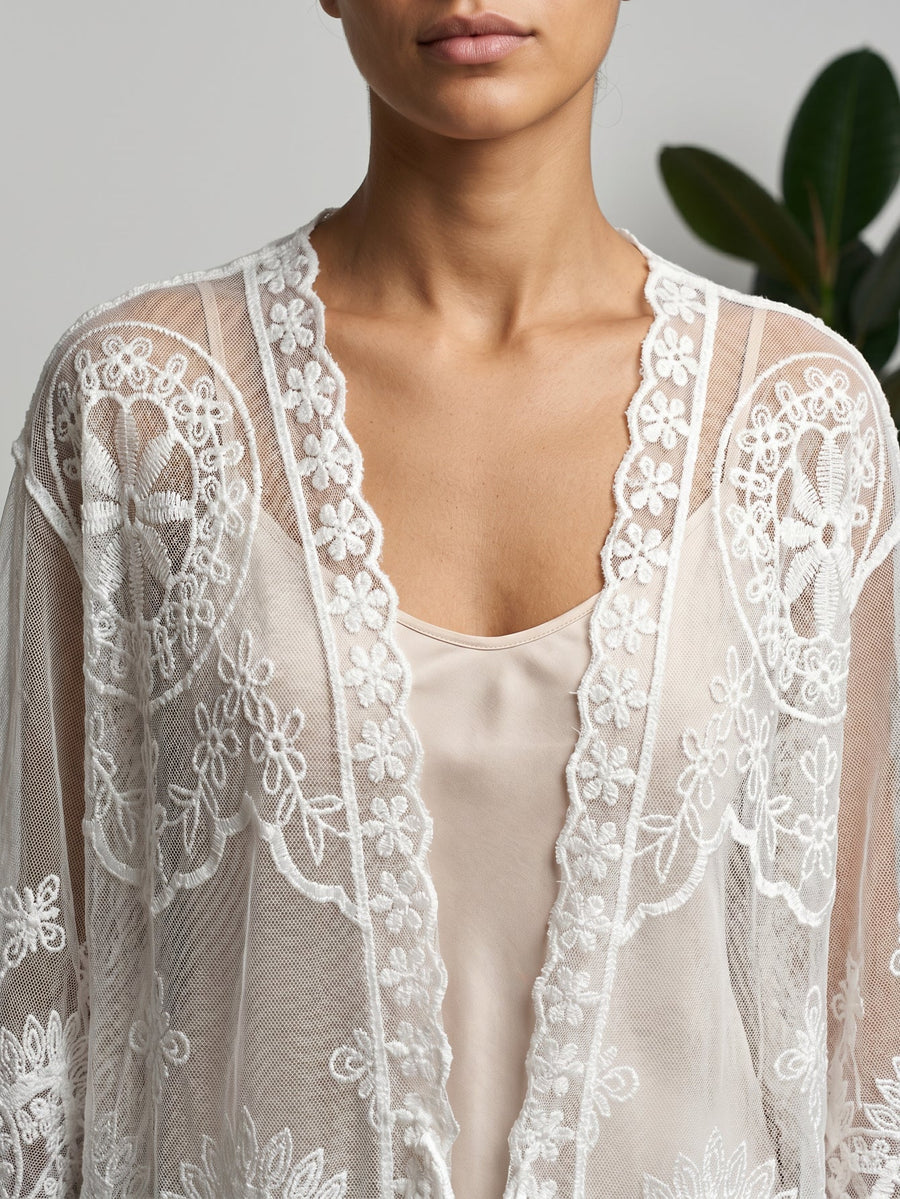 Kimono dentelle blanc détail encolure
