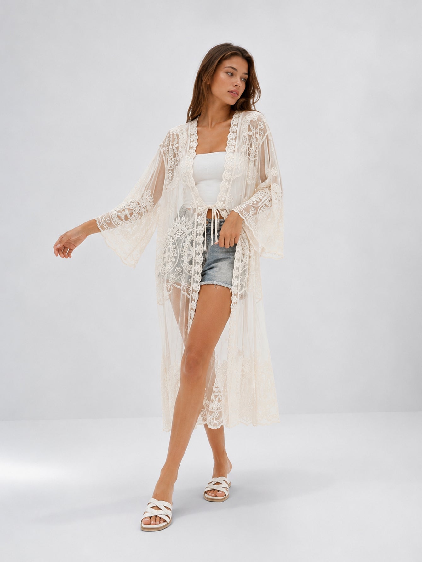 Kimono long dentelle brodée en mouvement