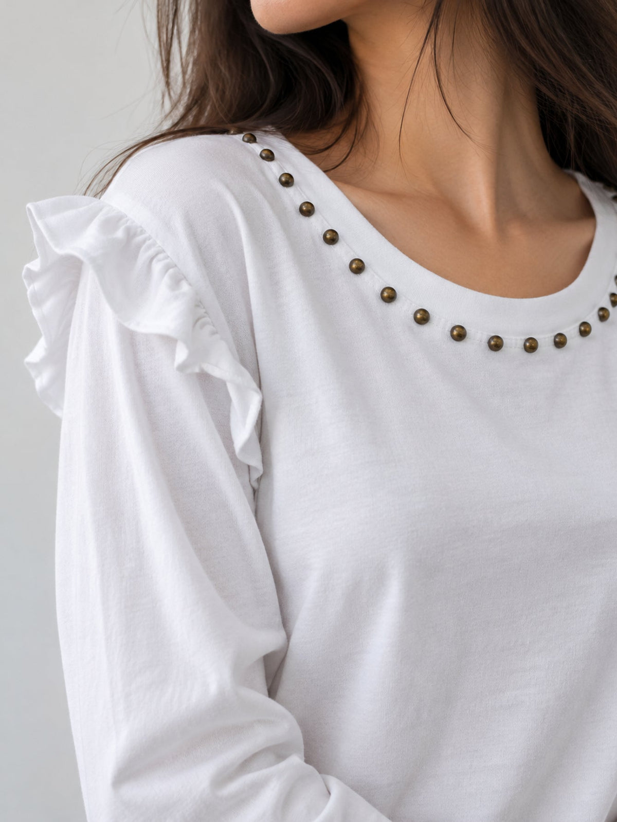 Détail col clouté bronze blanc
