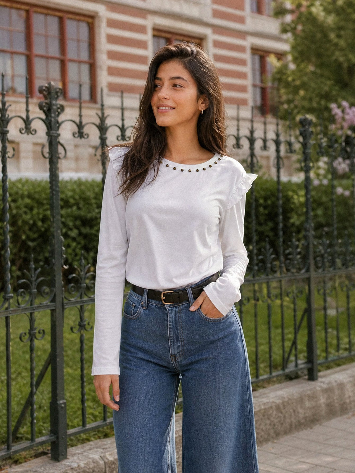 Top blanc clouté porté extérieur