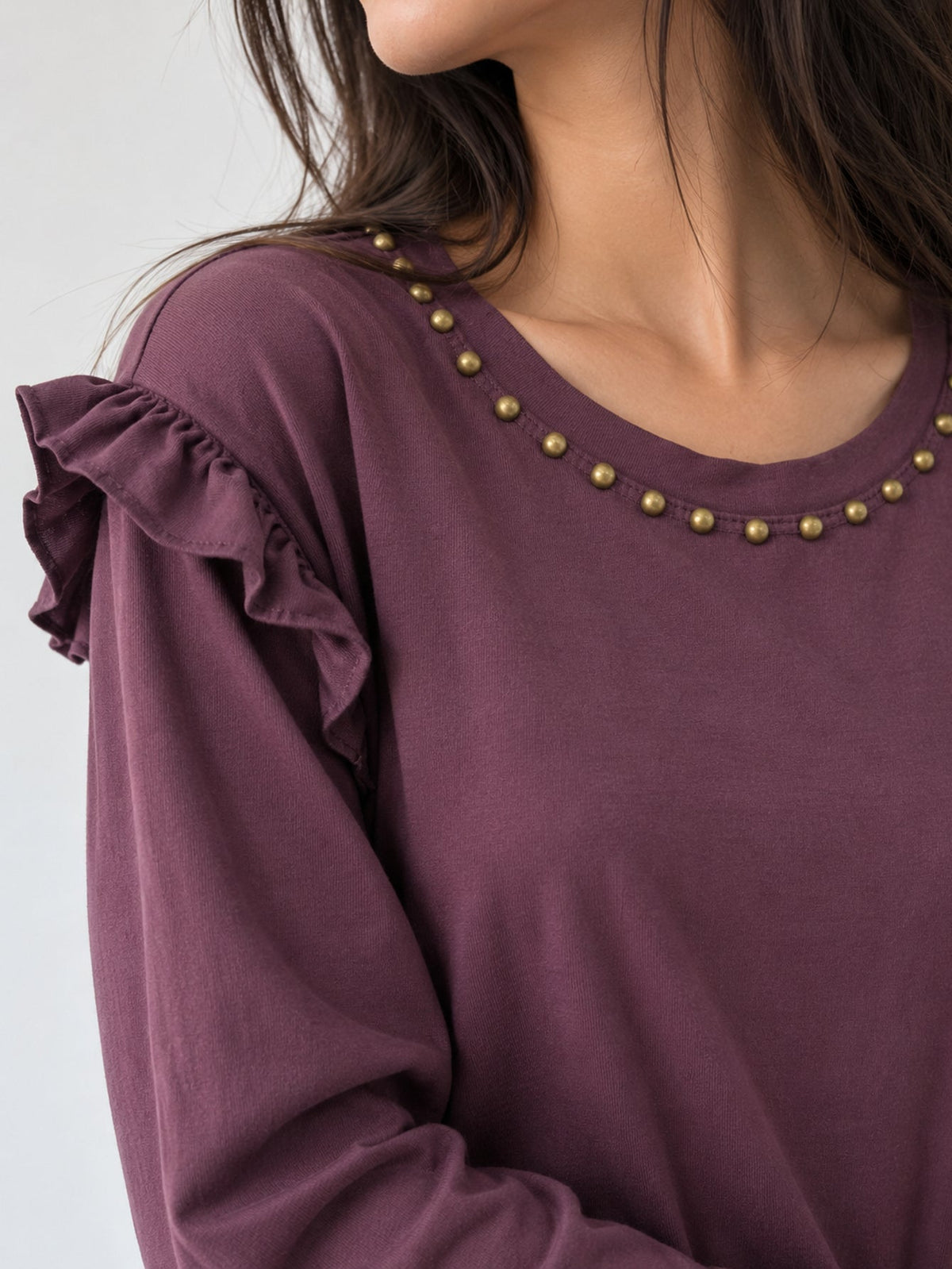 Détail col clouté bronze prune