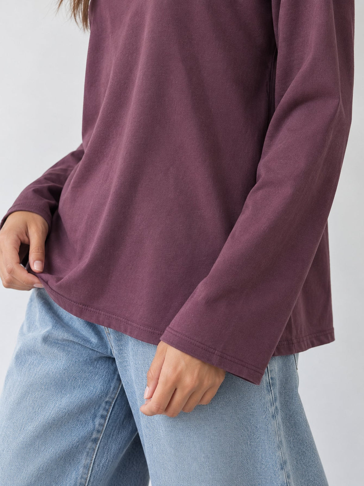 Détail manche et ourlet top prune