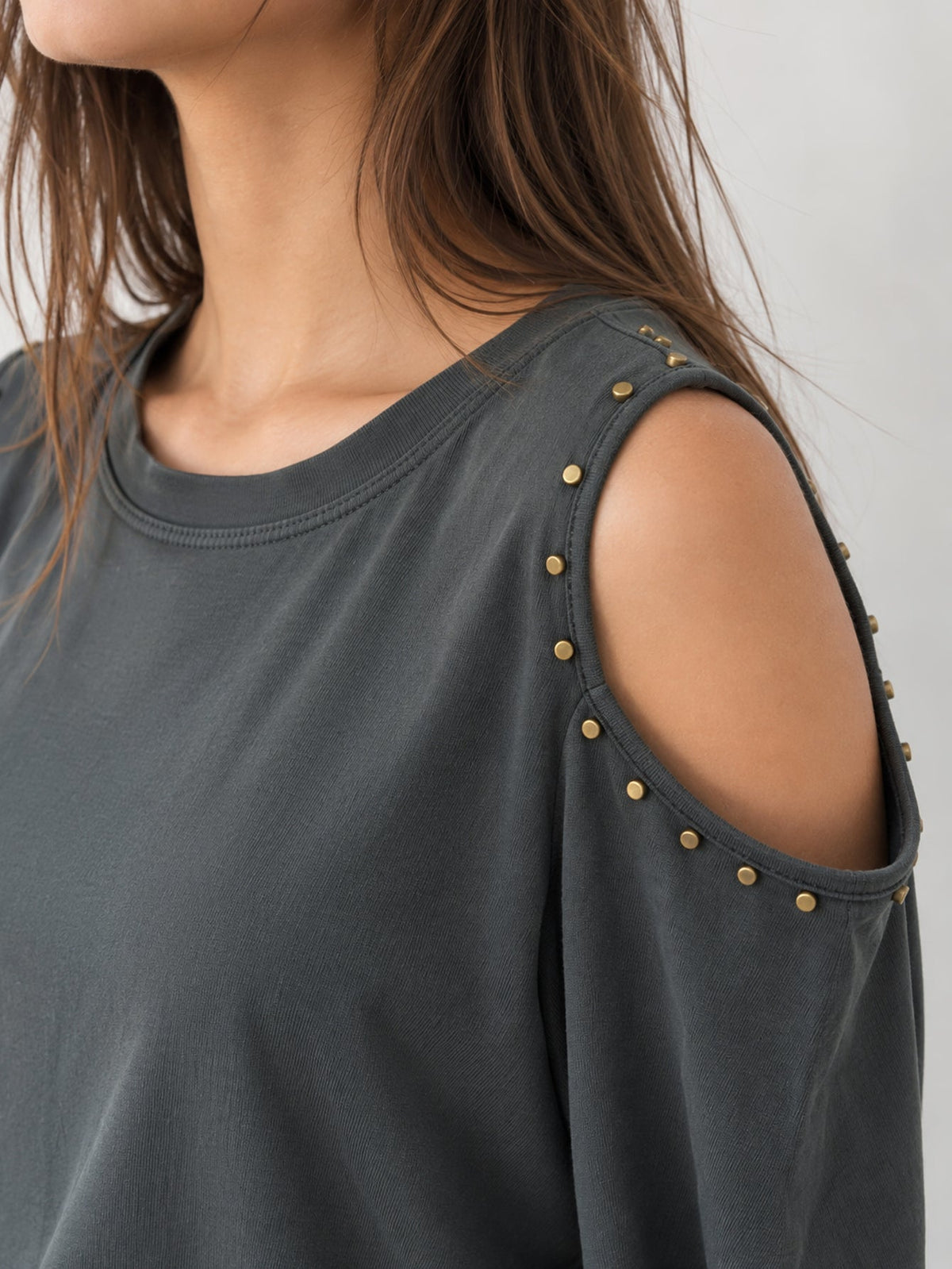 Détail épaule cloutée gris foncé