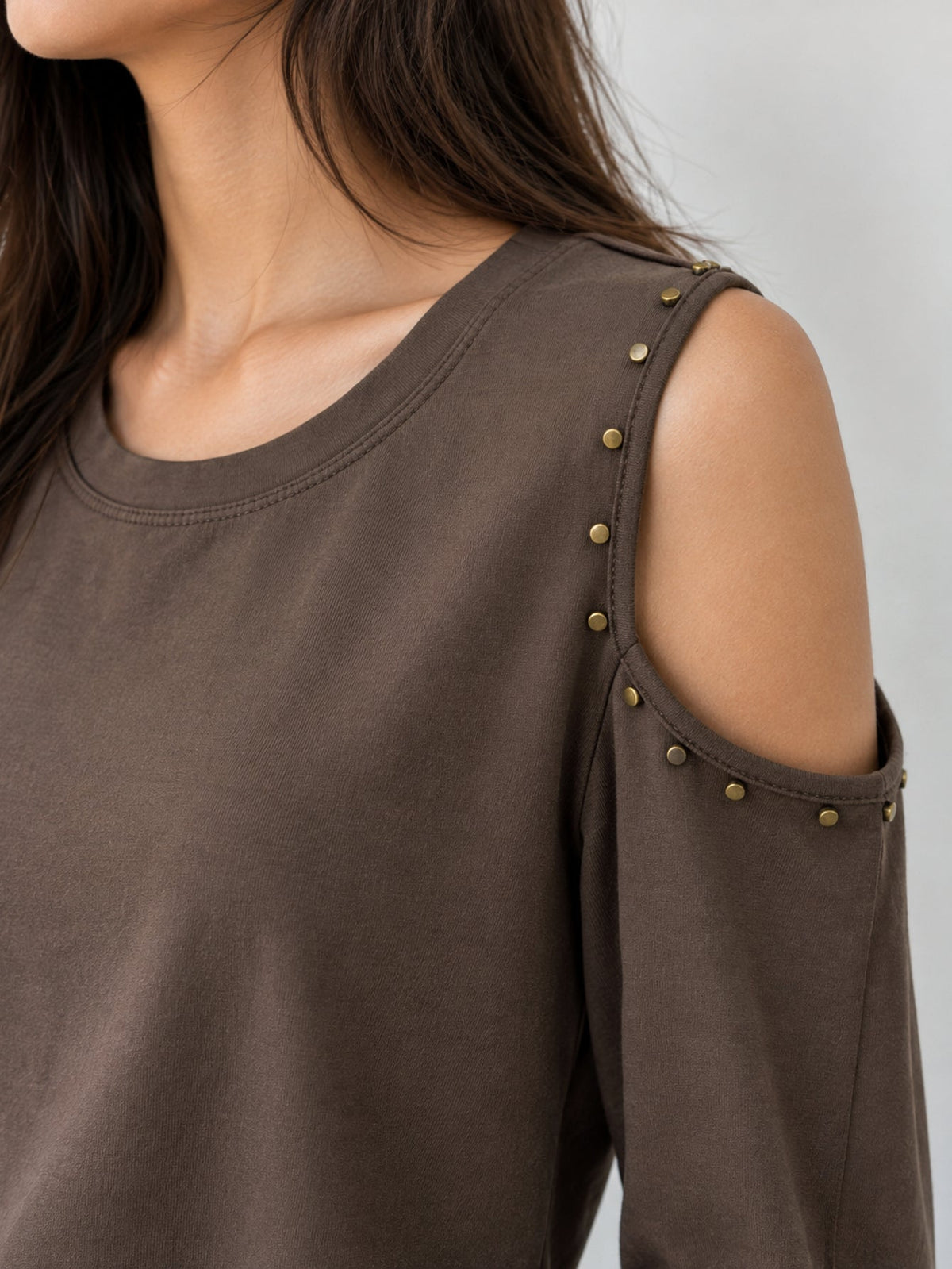 Détail épaule cloutée cut out marron