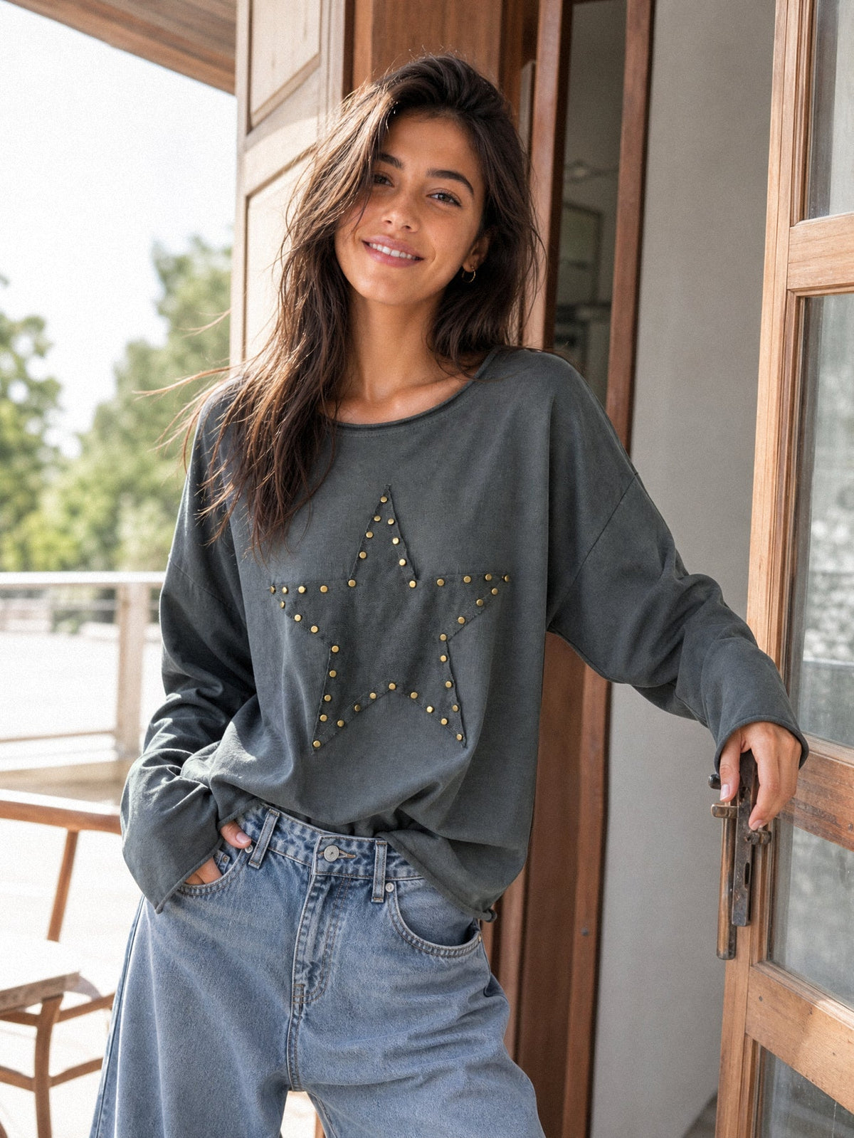 T‑shirt gris look porte ouverte