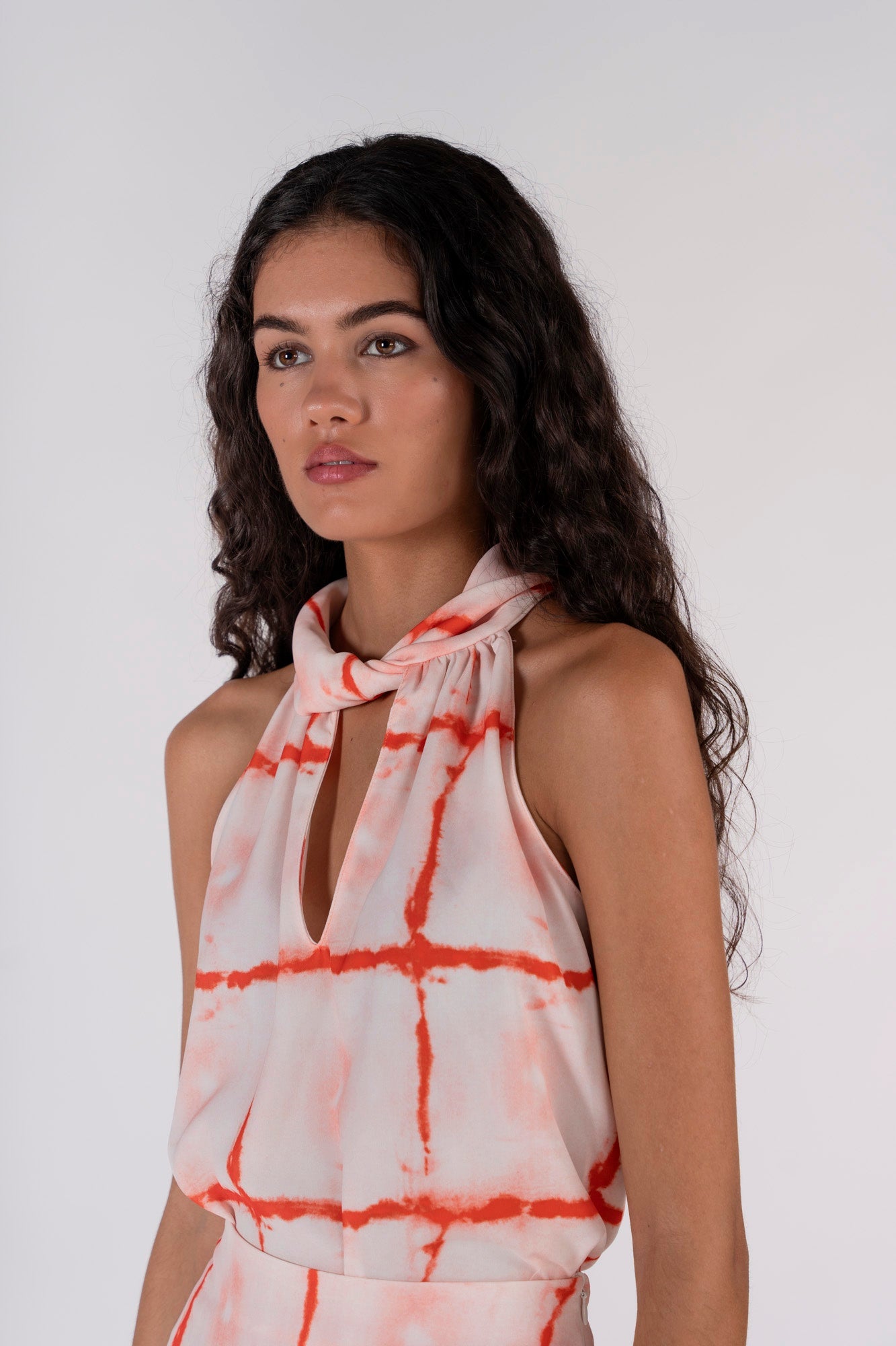 Top à motifs géométriques rouge femme – col noué et coupe fluide Sapiato