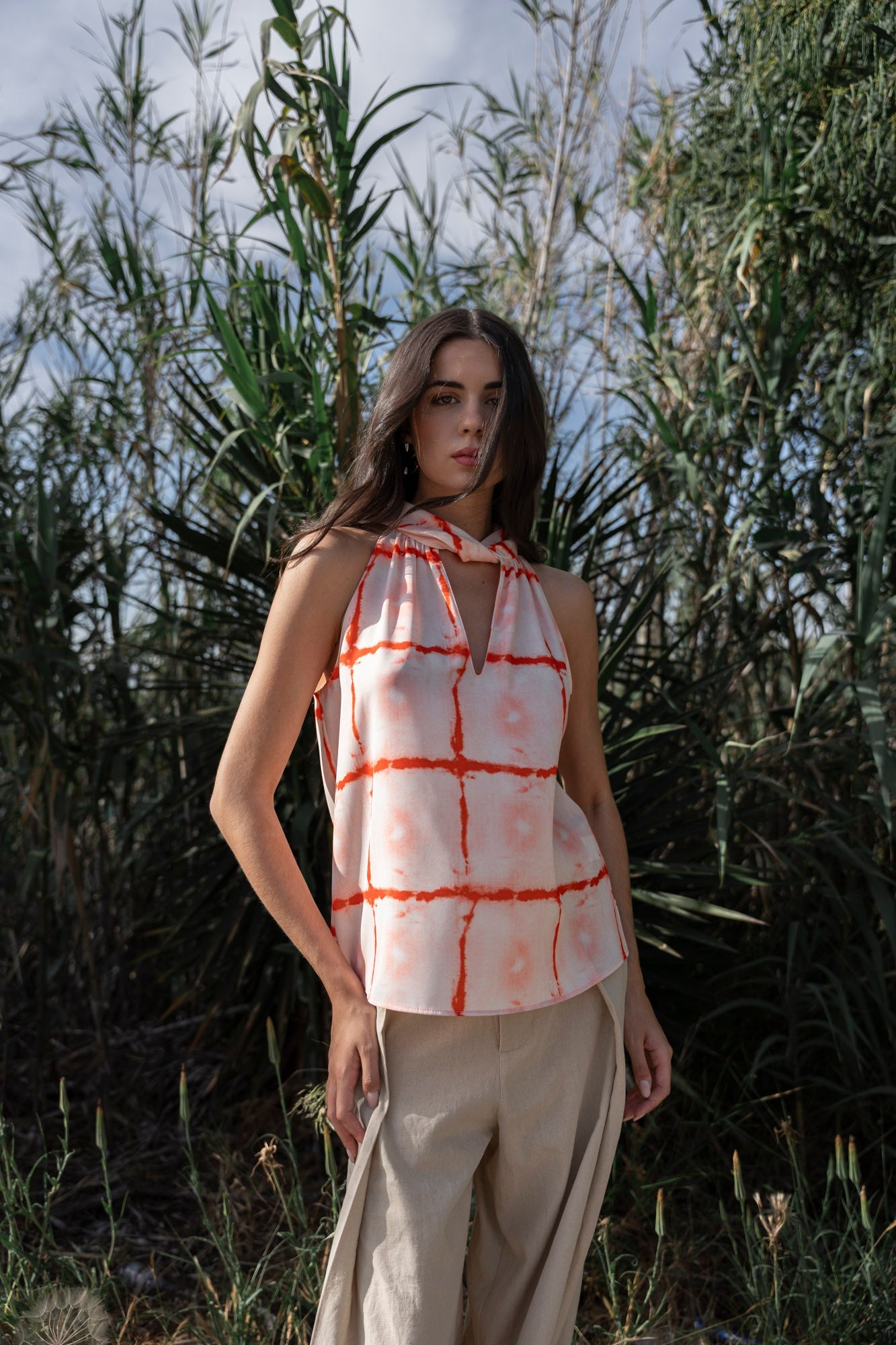 Top à motifs géométriques rouge femme – col noué et coupe fluide Sapiato