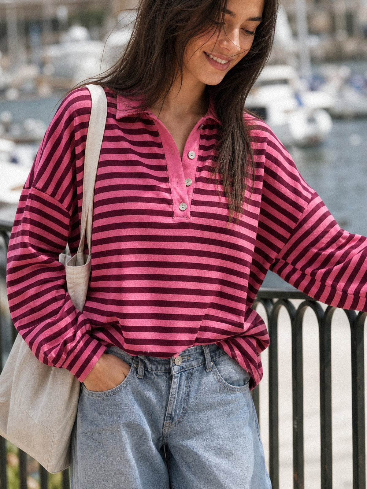 Polo rayé porté rose extérieur