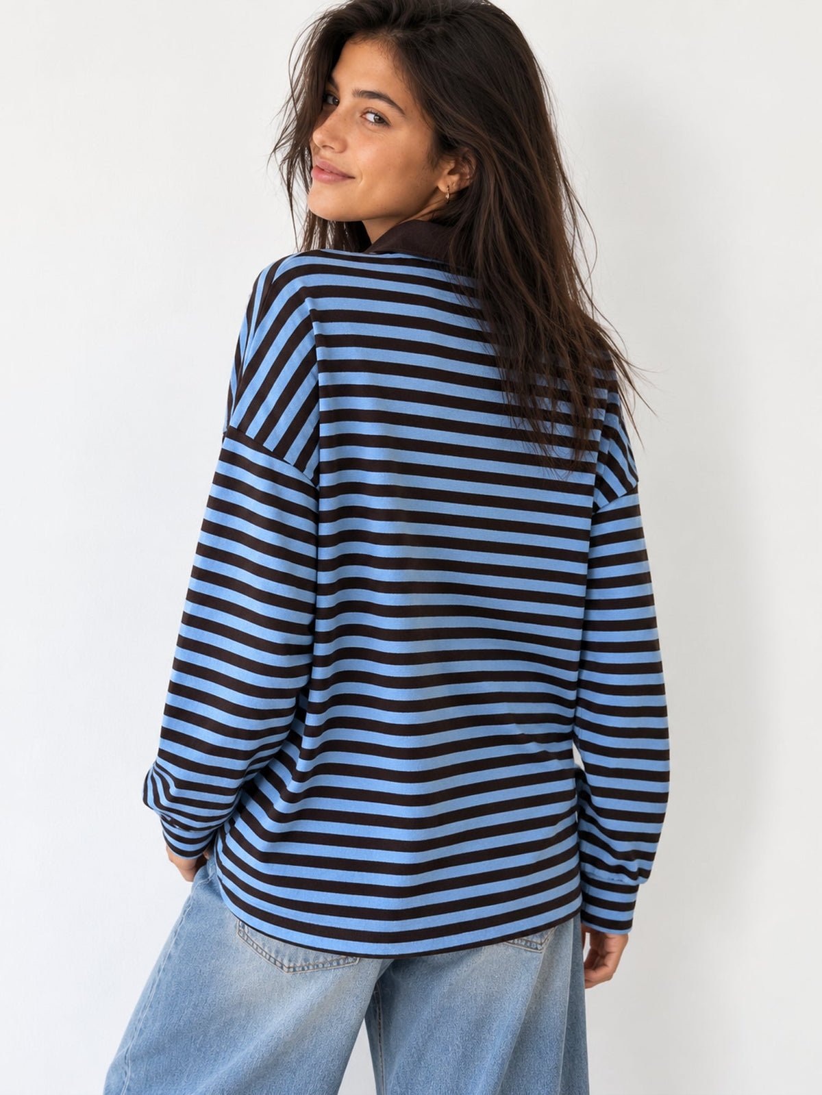 Dos polo rayé bleu