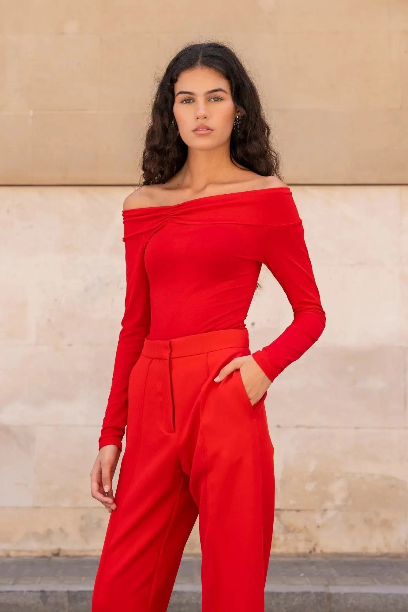 Top rouge à épaules dénudées manches longues, body rouge élégant pour épaules dénudées