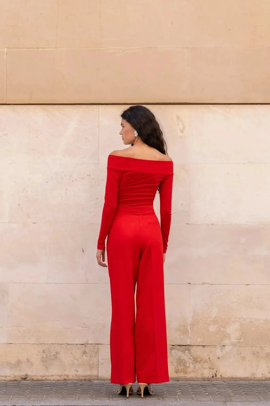 Vêtement femme rouge à épaules dénudées manches longues, body rouge pour élégance