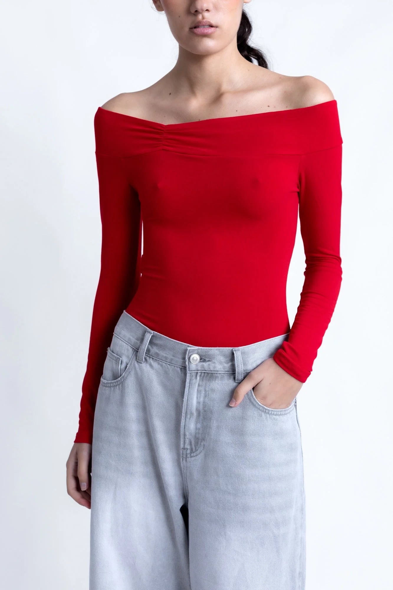 Top rouge à épaules dénudées manches longues avec body rouge et jeans large-leg clair