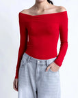 Top rouge à épaules dénudées manches longues avec body rouge et jeans large-leg clair