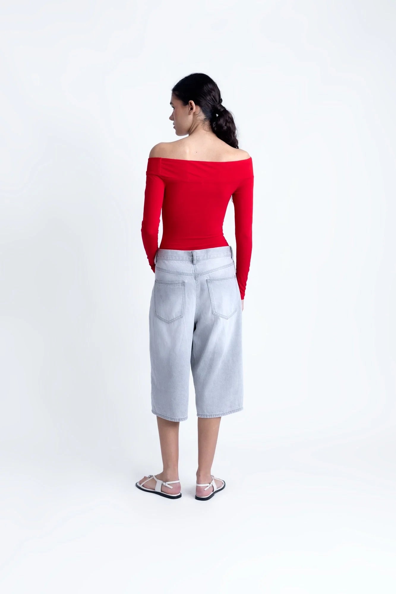 Image du top rouge à épaules dénudées manches longues avec culottes en denim clair